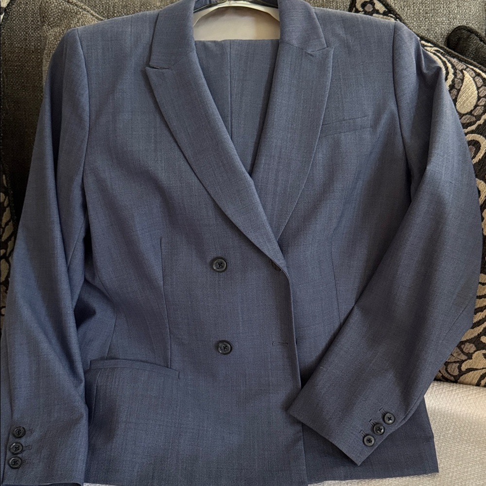 Banana Republic ladies suit; double-breasted.  Like new- perfect for Fall!